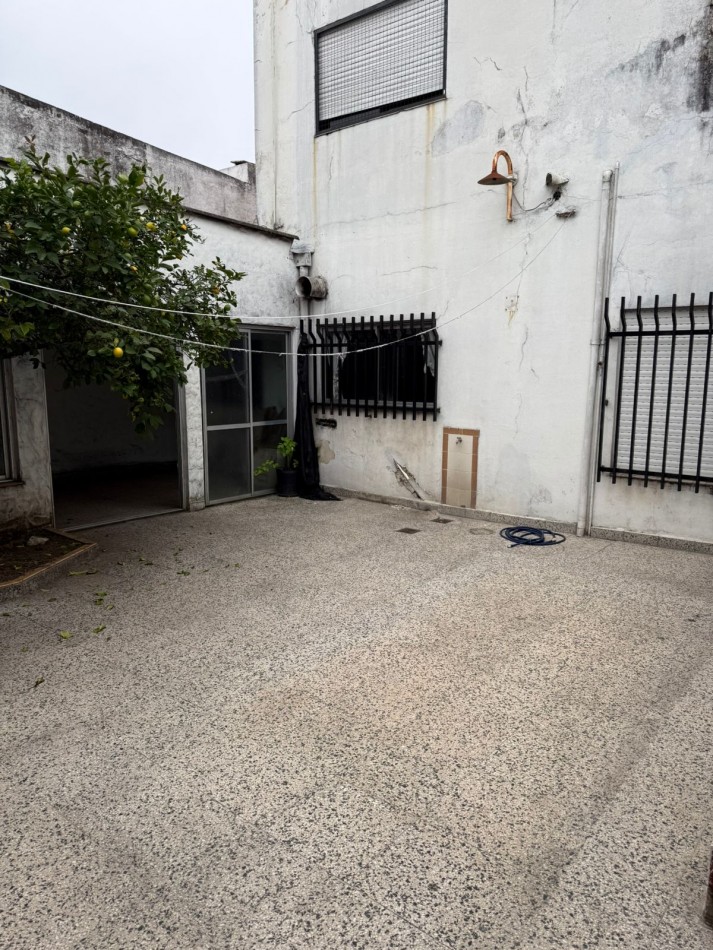 Rivera Indarte 2300. Casa multifamiliar