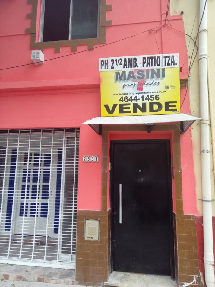 Timoteo Gordillo 2500. PH 2 1/2 ambientes patio y terraza.