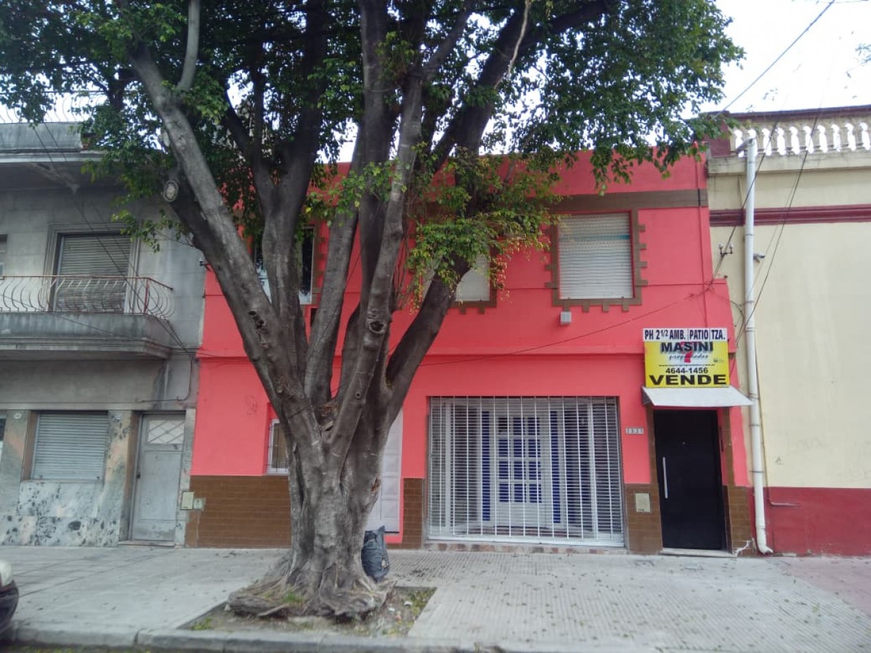 Timoteo Gordillo 2500. PH 2 1/2 ambientes patio y terraza.