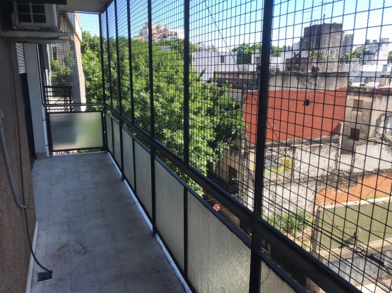 Rawson. Departamento 3 ambientes con dependencia de servicio.