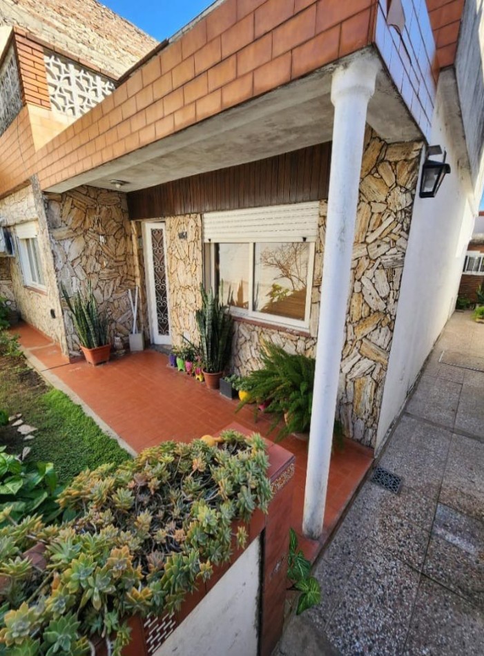 Naon 700. PH 3 ambientes contrafrente con patio y terraza.
