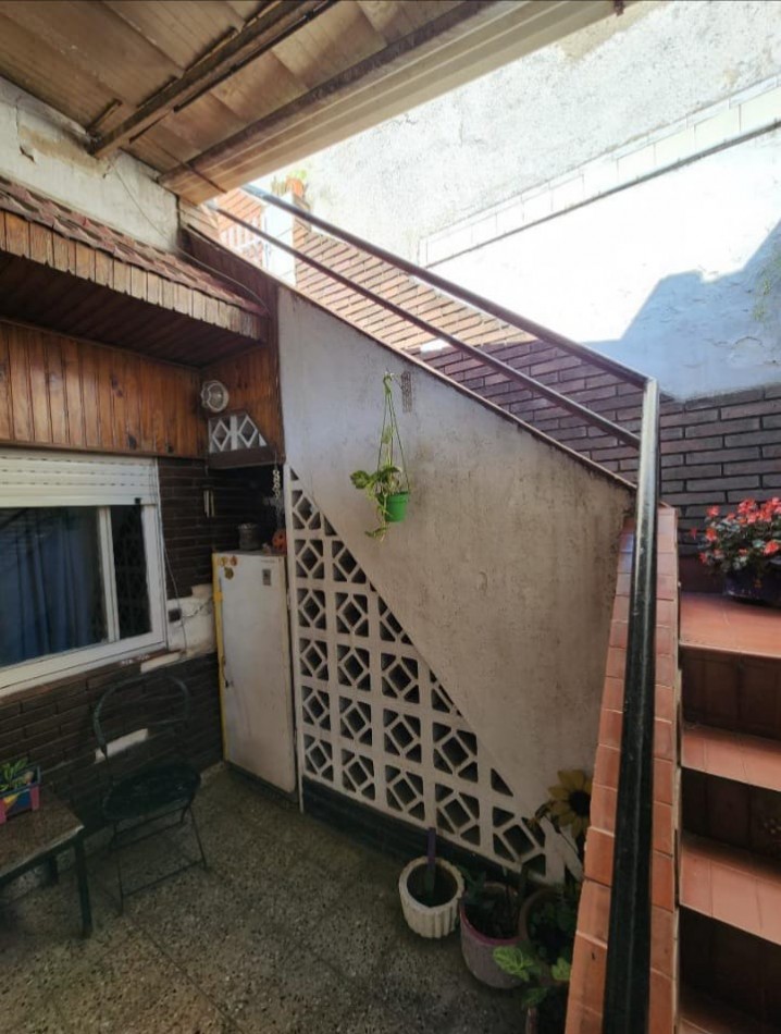 Naon 700. PH 3 ambientes contrafrente con patio y terraza.