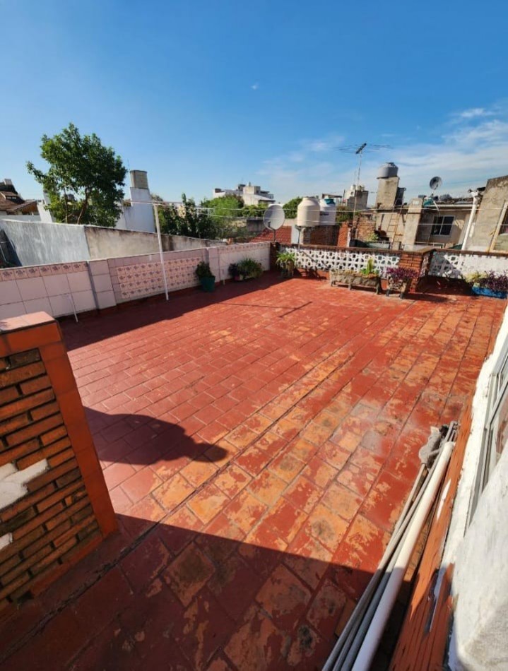 Naon 700. PH 3 ambientes contrafrente con patio y terraza.