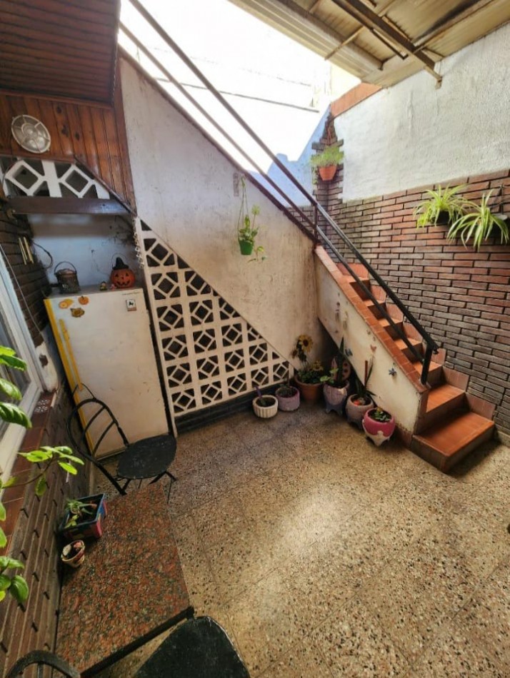 Naon 700. PH 3 ambientes contrafrente con patio y terraza.