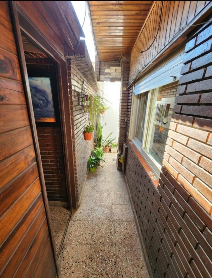 Naon 700. PH 3 ambientes contrafrente con patio y terraza.