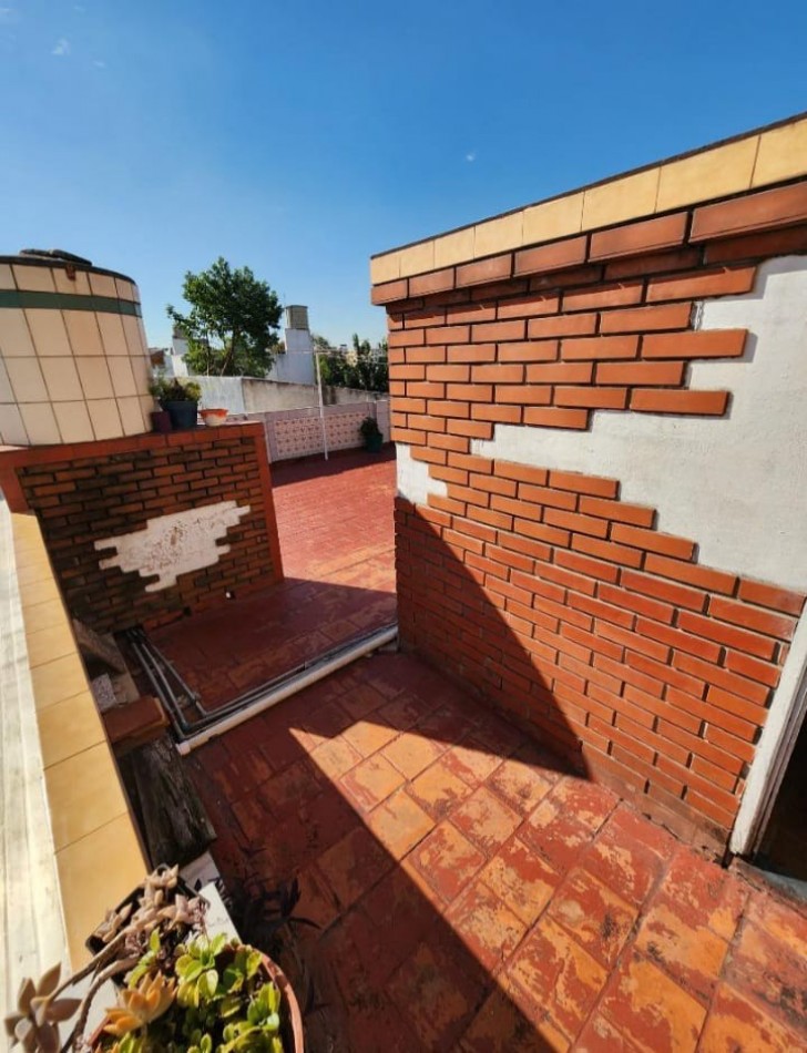Naon 700. PH 3 ambientes contrafrente con patio y terraza.