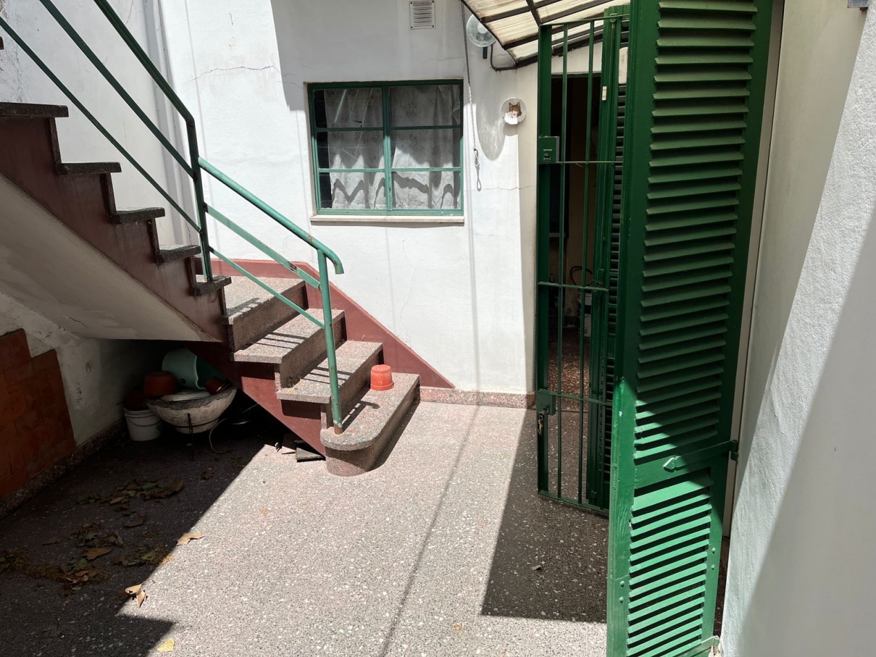 Avenida Emilio Castro 6900. Locales y vivienda.