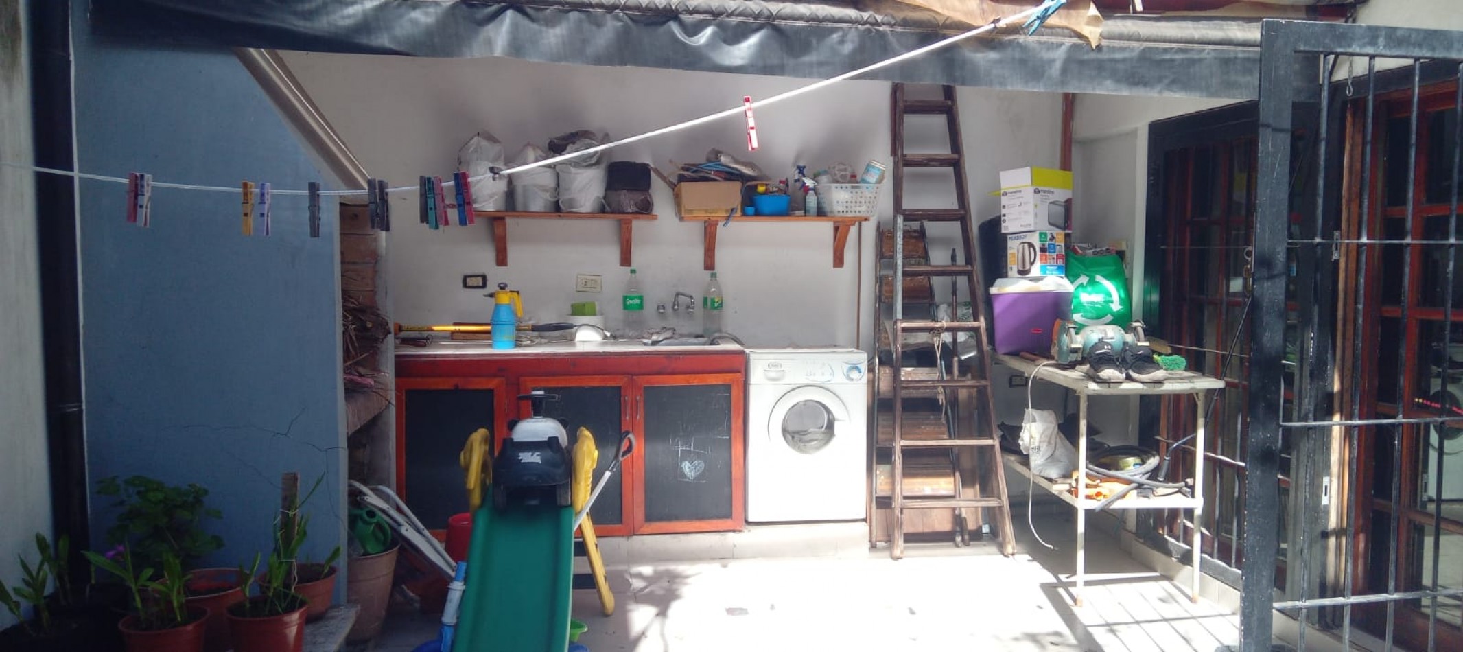 Origone 900. Casa 3 ambientes con entrepiso a terminar.