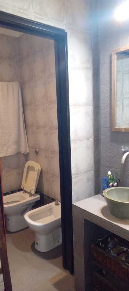 Origone 900. Casa 3 ambientes con entrepiso a terminar.