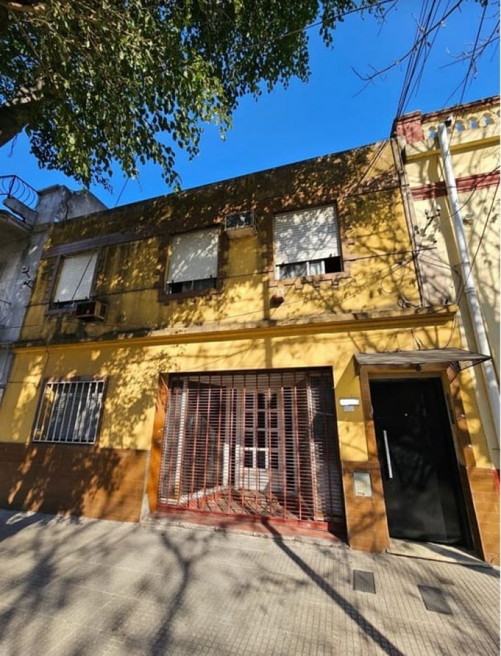 Timoteo Gordillo 2500. PH 2 1/2 ambientes patio y terraza.