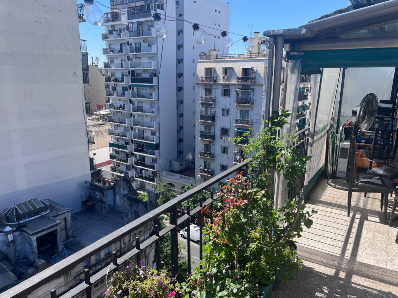 Sarandi 1100. Departamento 3 ambientes frente.