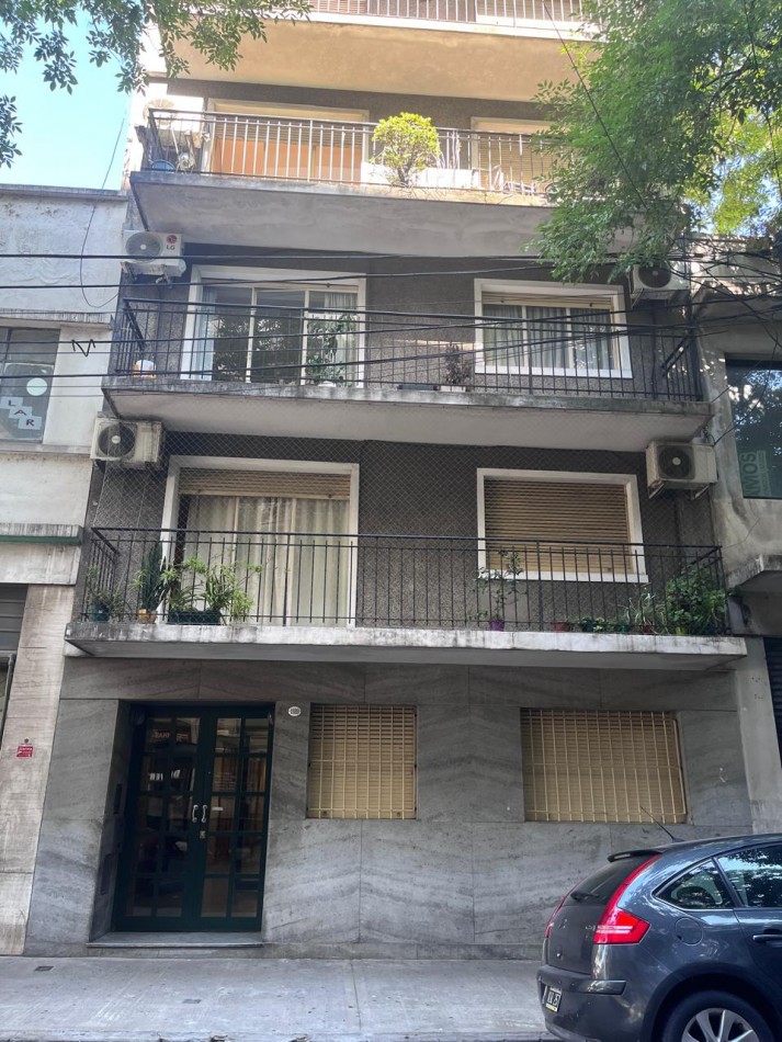 Sarandi 1100. Departamento 3 ambientes frente.