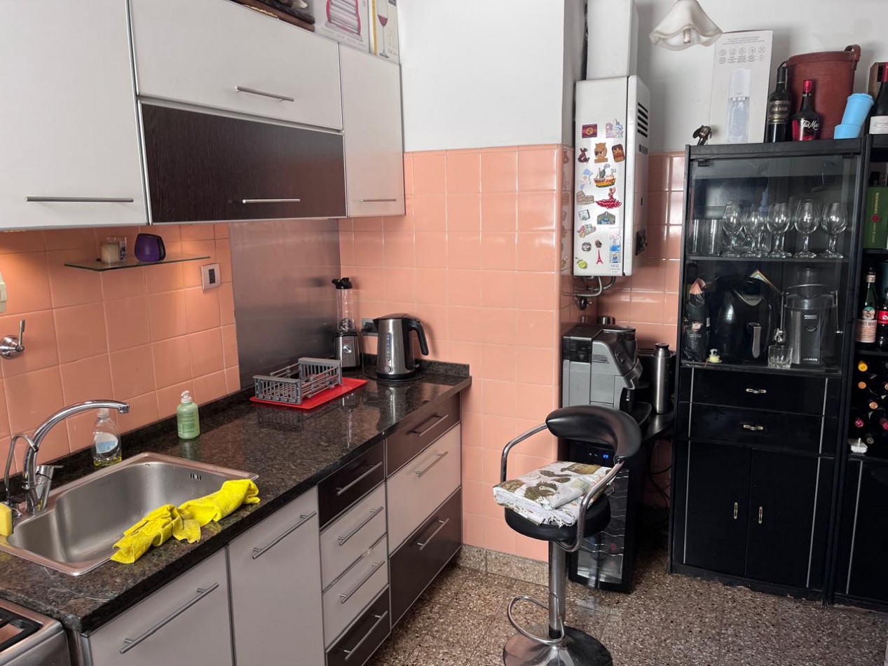 Sarandi 1100. Departamento 3 ambientes frente.