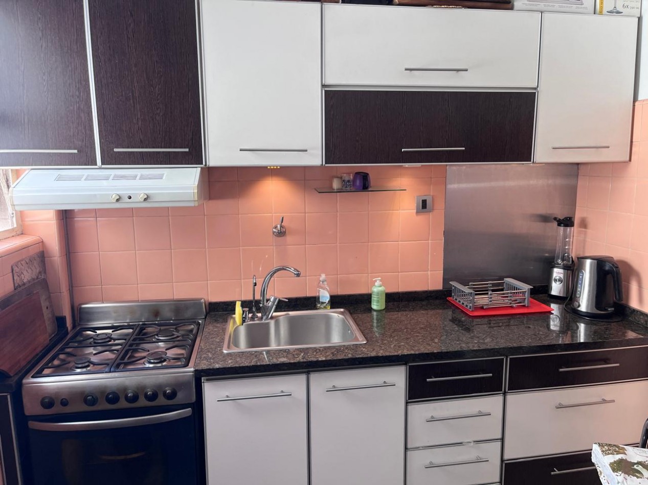 Sarandi 1100. Departamento 3 ambientes frente.