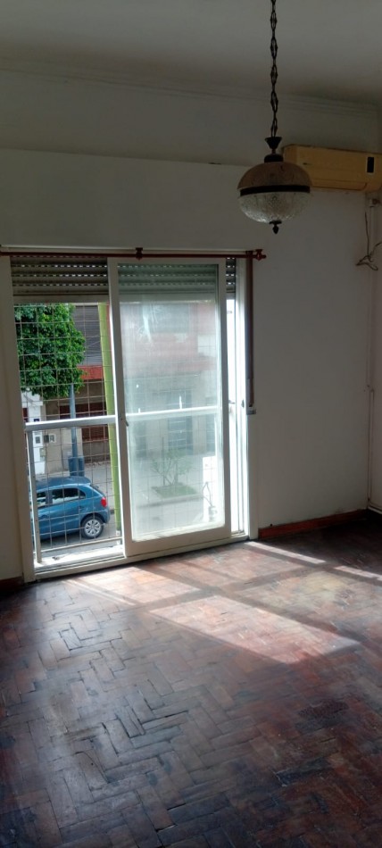 Montiel 2000. Departamento 3 ambientes al frente.