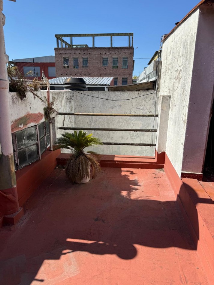 Basualdo 700. Lote con casa antigua.