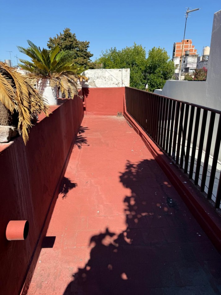 Basualdo 700. Lote con casa antigua.