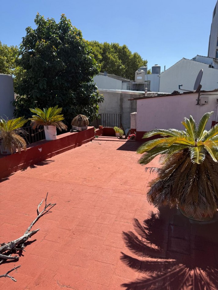 Basualdo 700. Lote con casa antigua.