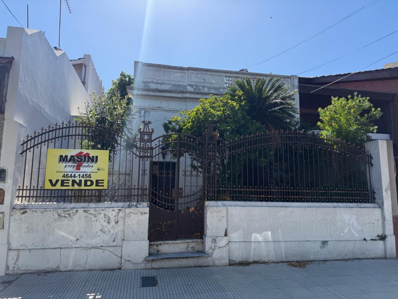 Basualdo 700. Lote con casa antigua.