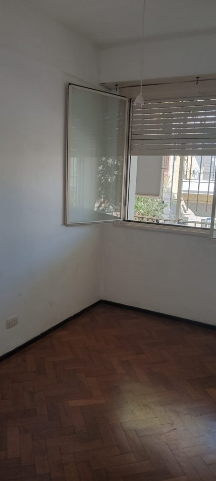 Ramon L. Falcon 6200. Departamento 3 ambientes al frente con balcon.