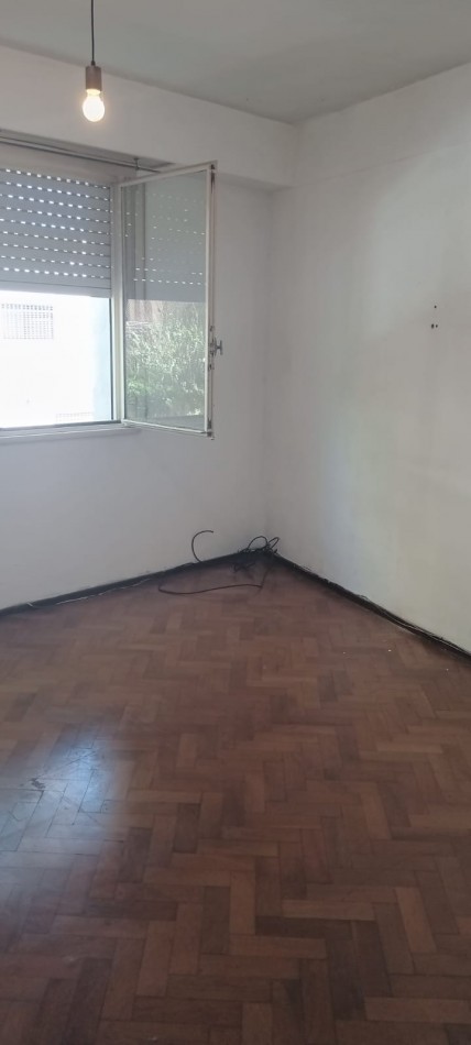 Ramon L. Falcon 6200. Departamento 3 ambientes al frente con balcon.