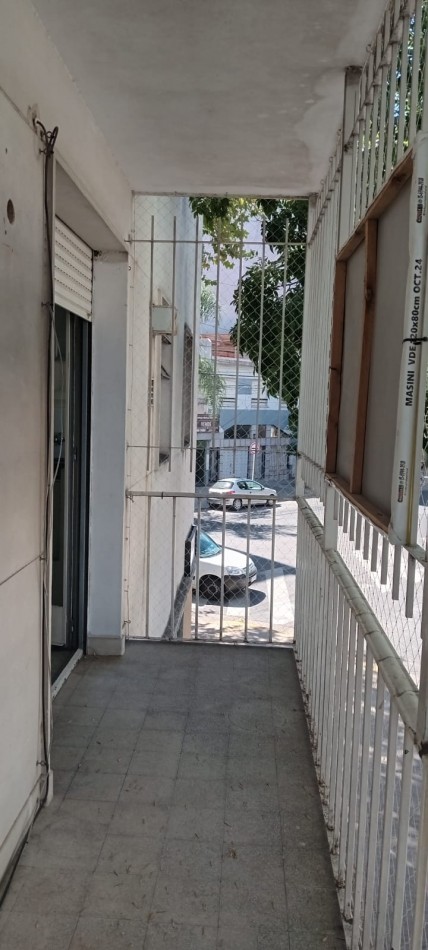 Ramon L. Falcon 6200. Departamento 3 ambientes al frente con balcon.