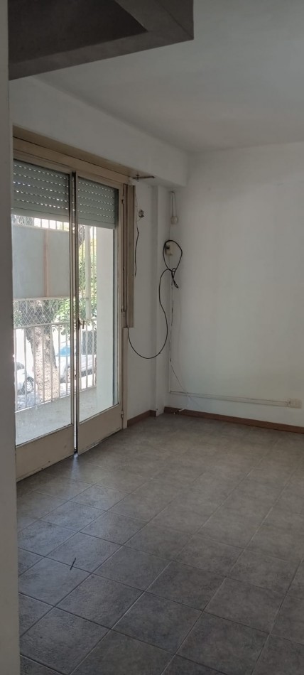 Ramon L. Falcon 6200. Departamento 3 ambientes al frente con balcon.