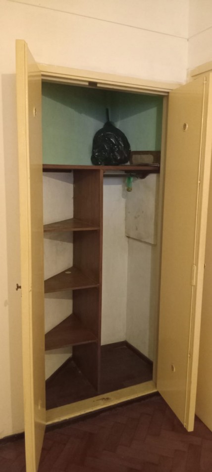 Ramon L. Falcon 6200. Departamento 3 ambientes al frente con balcon.