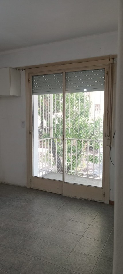 Ramon L. Falcon 6200. Departamento 3 ambientes al frente con balcon.