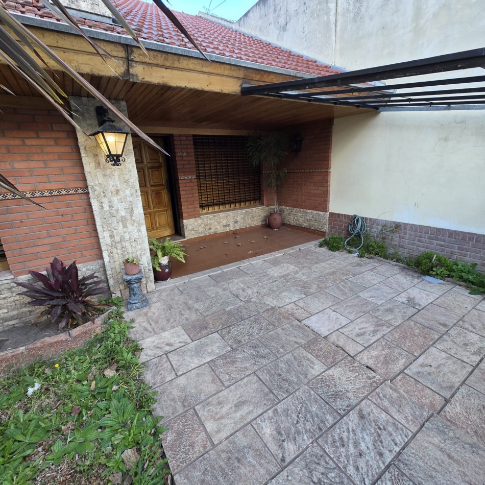 Pizarro 6900. Casa 3 ambientes.