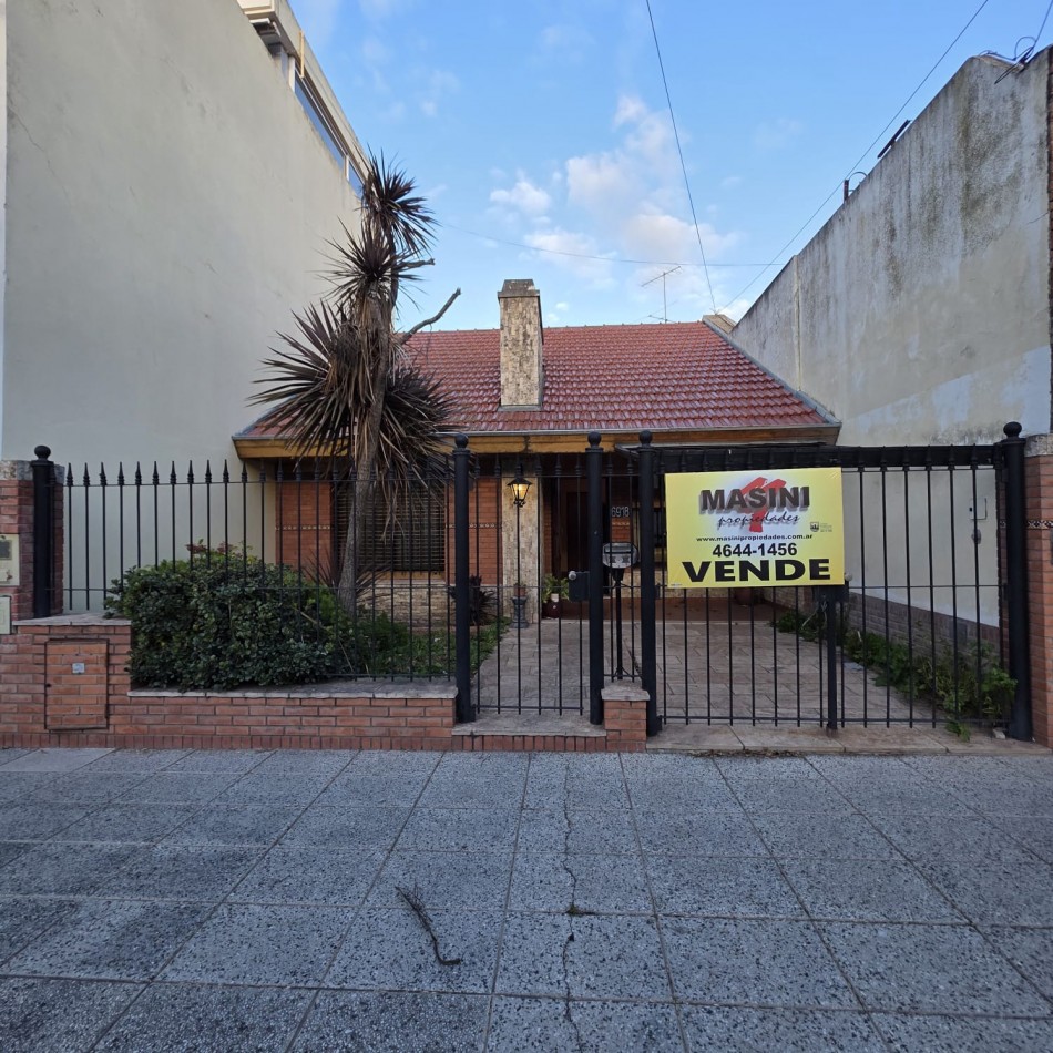 Pizarro 6900. Casa 3 ambientes.