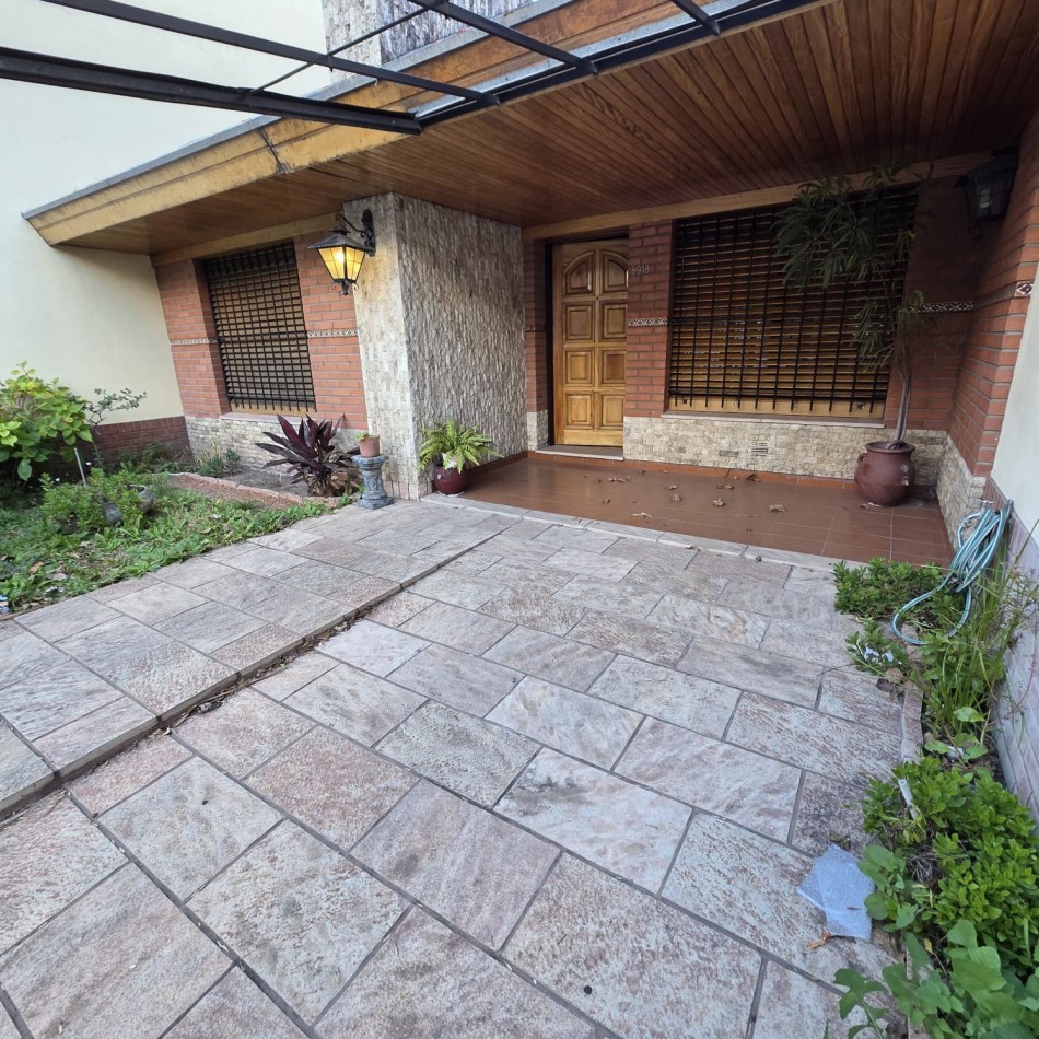 Pizarro 6900. Casa 3 ambientes.
