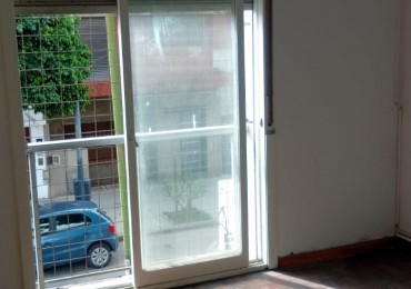 Montiel 2000. Departamento 3 ambientes al frente.